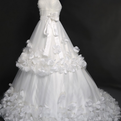 Strapless Sweetheart A-line Tiered Wedding Dress..
