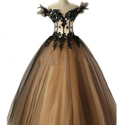 Ball Gown Quinceanera Dresses Black Appliques Lace..