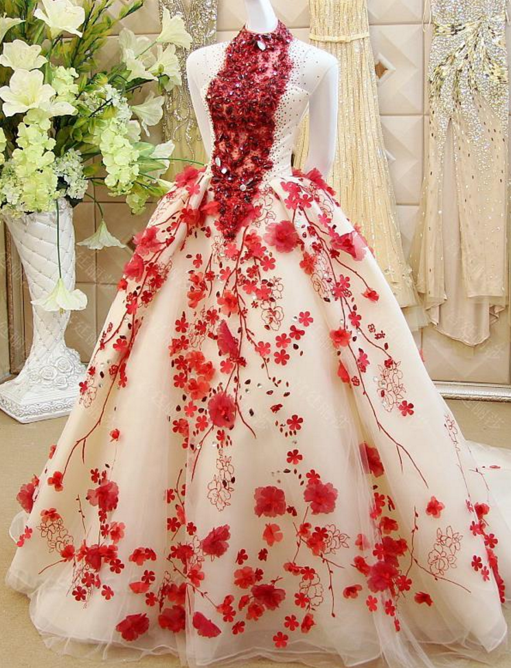 Белое платье с красным цветком