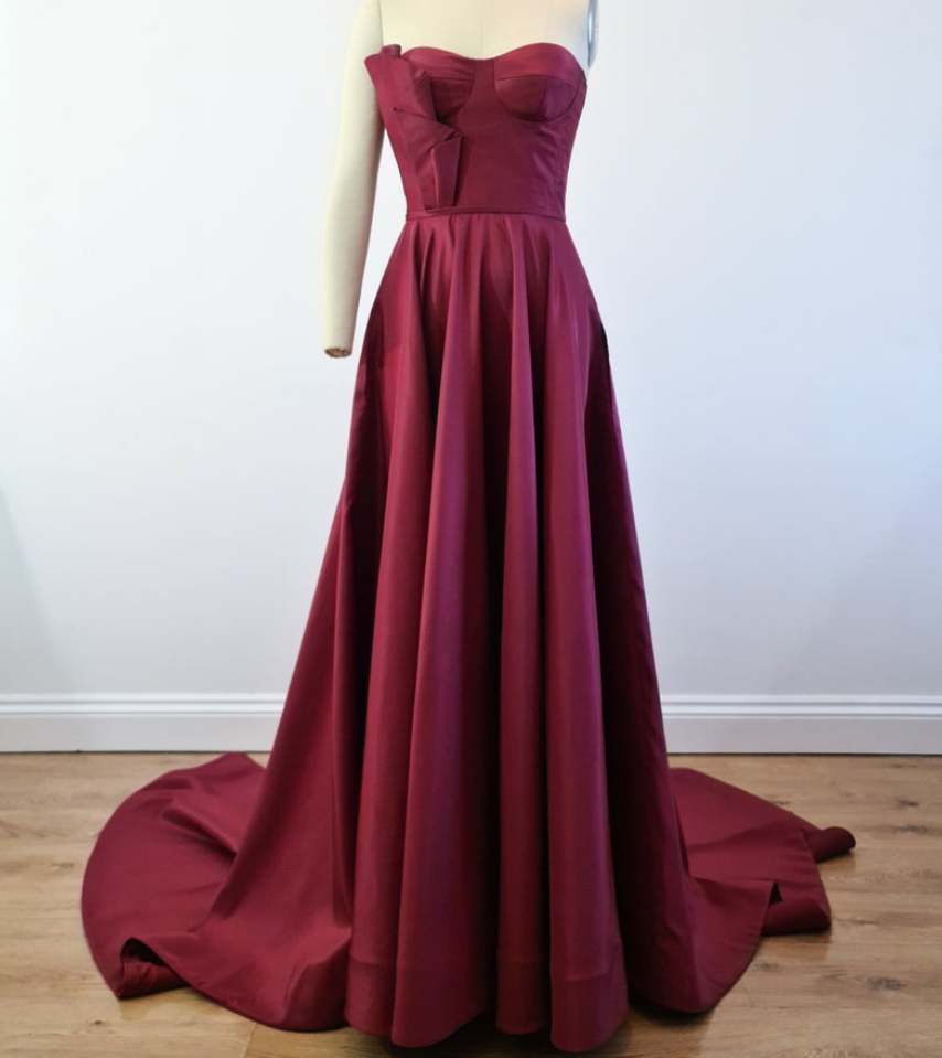 Minimalistic Taffeta Gown With Train. Modern Finishing And Luxury Fabric