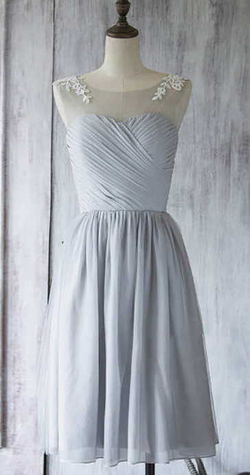 Short Bridesmaid Dress, Light Gray Bridesmaid Gown With Lace Appliques, Knee-length Chiffon Bridesmaid Dress