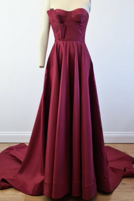 minimalistic taffeta gown with train. Modern finishing and luxury fabric